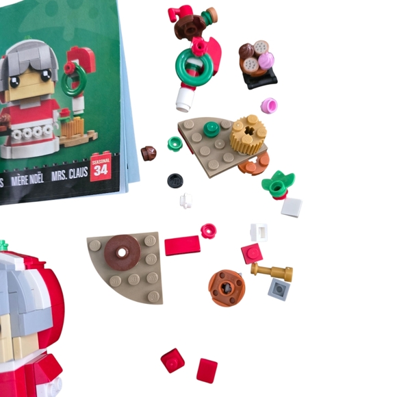 LEGO BrickHeadz Mrs. Claus #40274 – Retired Collectible Set - Picture 4 of 5